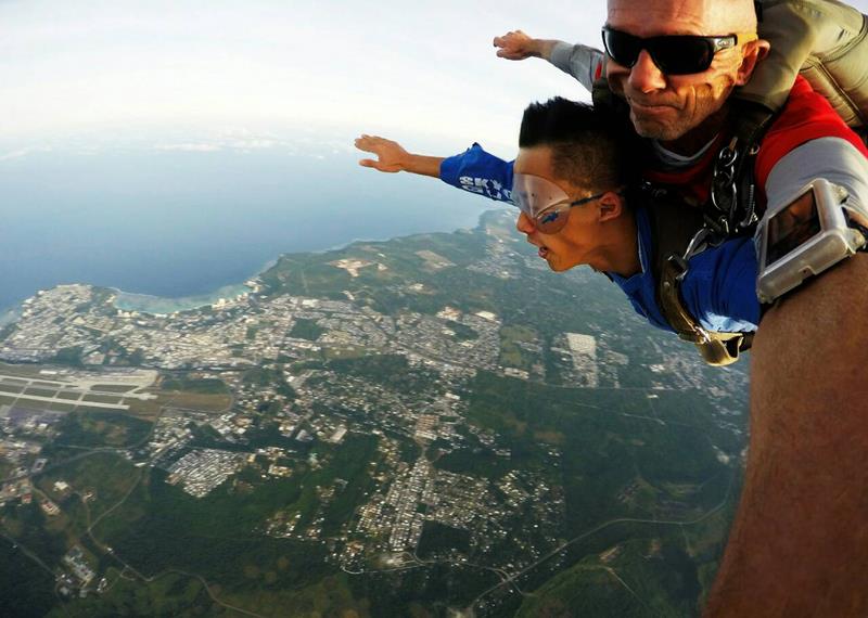 極限運動「高空跳傘」體驗驚險刺激，讓許多民眾躍躍欲試，苦於台灣沒有合法的高空跳傘地點，若想要體驗，最近的地點在位於西太平洋的關島，飛機航程只需要3.5個小時就可以抵達。
Skydive Guam Inc拍攝提供　104年12月23日