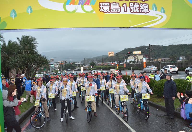 行政院長毛治國（前中）30日在新北市貢寮東北角暨宜蘭風景管理處，主持自行車環島一號線啟用。中央社記者黃旭昇新北市攝　104年12月30日