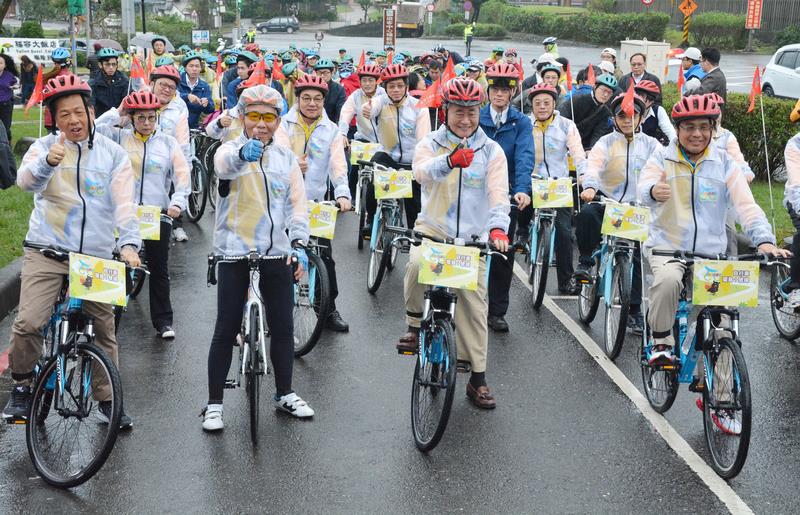 自行車環島一號線30日在行政院長毛治國（前右2）啓用下開通，也謝謝總統府資政劉金標的推動。中央社記者黃旭昇新北市攝　104年12月30日