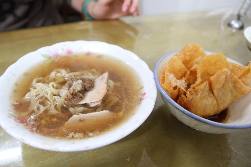 台南市鹽水區有名的鹽水意麵配上獨特的點心「肉燕酥」，成為遊客到鹽水一遊時指名體驗的道地小吃組合。