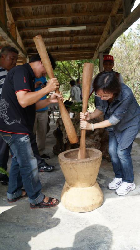 現搗咖啡豆體驗（取自德文部落生態旅遊臉書）