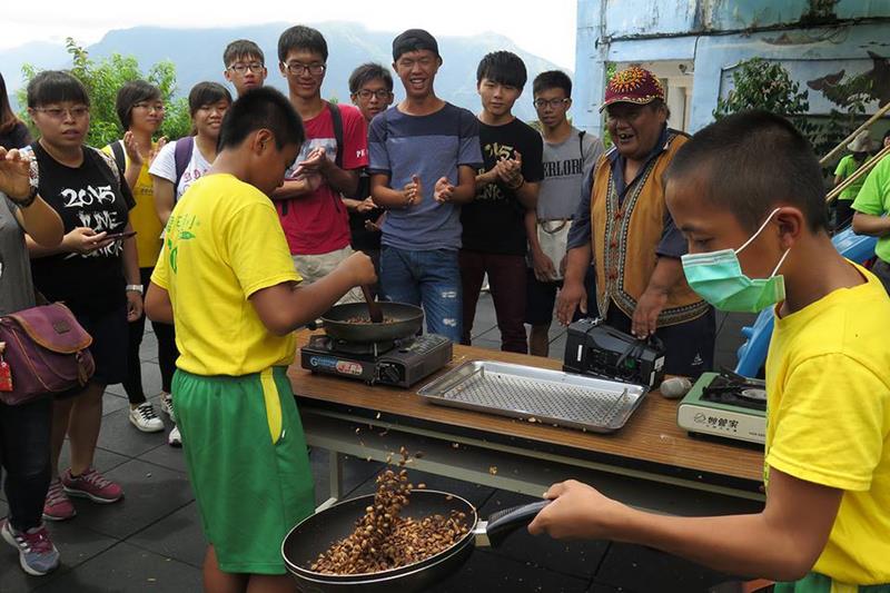 屏東三地門鄉德文部落每年的10月是咖啡生產的季節，屏東科技大學森林系社區林業工作室規劃「跟著VuVu採咖啡」的德文部落生態深度旅遊。圖為手作咖啡體驗。（取自德文部落生態旅遊臉書）