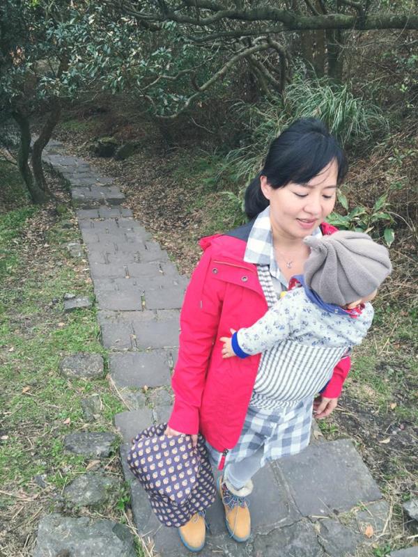 旅遊部落客黃婷璟（TOBY）建議，為了給小孩足夠的安全感，必備子宮環抱式的背巾，降低孩子對不熟環境的緊張感。（TOBY提供）