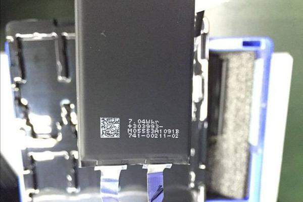 中國大陸網站先前貼出據稱是iPhone 7的電池照片，引發討論。圖取自digi.tech.qq.com。