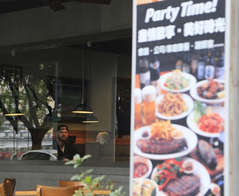 Outback Steakhouse澳美客牛排館高雄愛河店。中央社記者董俊志攝