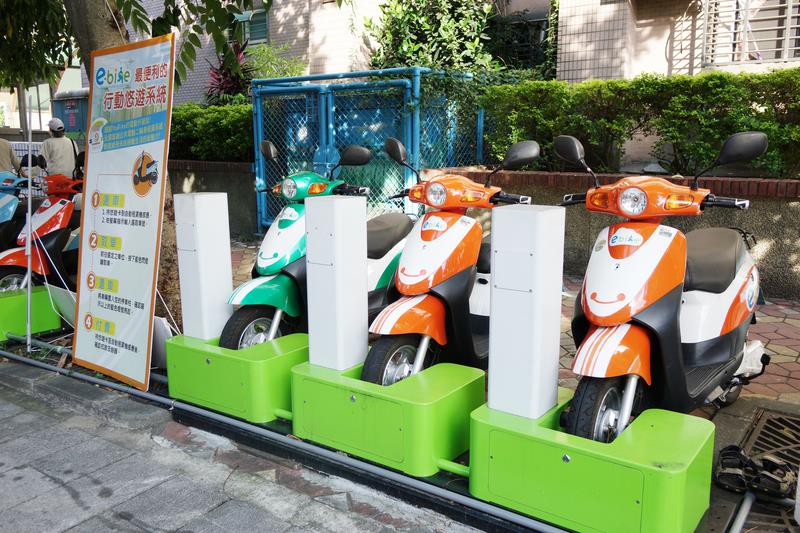 北市擬統一以機車法規管理E-Bike，交通局長鍾慧諭表示，電動自行車時速高達25公里，北市將研擬行政法規，約束時速15公里以上車輛，統一以機車法規管理。中央社記者顧荃攝