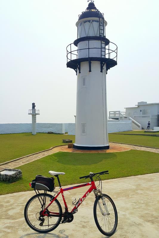 澎湖單車旅遊（2）
澎湖單車旅遊中的「北環」路線，以漁翁島燈塔為折返
點。
中央社記者陳至中澎湖縣攝　105年4月5日