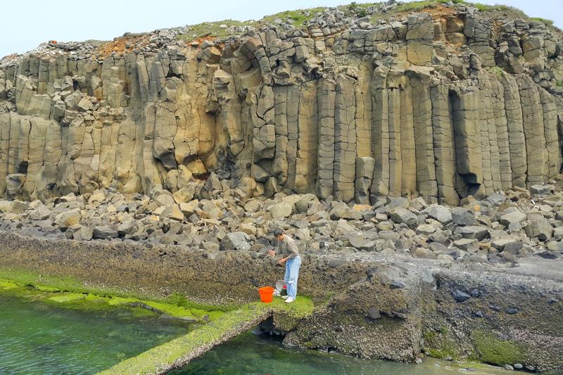 澎湖海岸線可見柱狀玄武岩。
中央社記者陳至中澎湖攝 105年4月5日