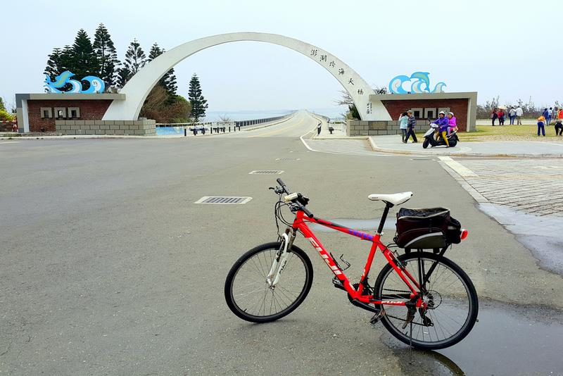 澎湖單車旅遊（1）
澎湖單車旅遊中的「北環」路線，會經過知名景點跨海
大橋。
中央社記者陳至中澎湖縣攝　105年4月5日