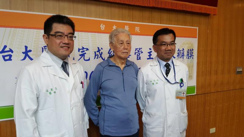 87歲楊先生（中）2011年開始感覺胸悶，爬2層樓梯就喘、不舒服，連平常喜歡的游泳都只能游很短距離，才剛暖身就喘。後發現他罹患嚴重主動脈瓣膜狹窄，經藥物治療情況持續惡化，評估若開心手術死亡率超過20%，後採用經導管人工主動脈瓣膜植入術（TAVI）治療，手術2個小時就完成，且只住院5天。
中央社記者陳偉婷攝