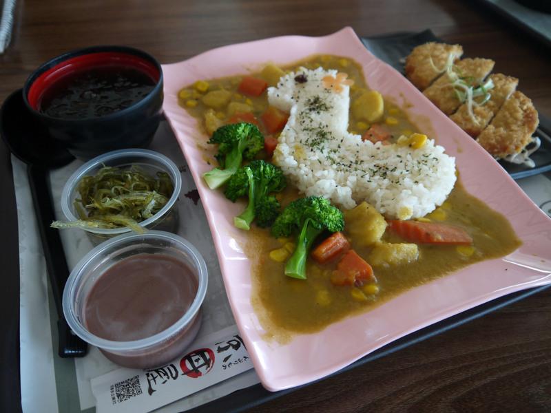 南部關廟服務區的京丼屋人氣草泥馬咖哩飯，將米飯做成可愛的草泥馬造型，去年開賣以來，一直是人氣指數商品。（高公局提供）中央社記者汪淑芬傳真