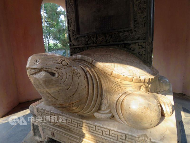 到越南靈姥寺許願 記得手放烏龜頭上