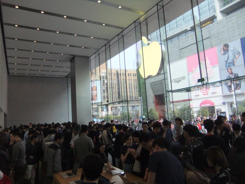 蘋果App Store在這幾年之間，營收規模快速擴張。圖為中國大陸上海蘋果旗艦店。