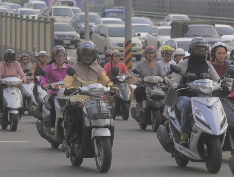 圖為空氣品質不良，機車騎士戴口罩保護呼吸道。中央社記者董俊志攝