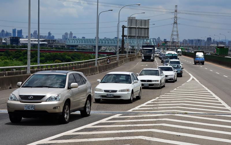 開車族下載5款APP 手機搖身變神器  