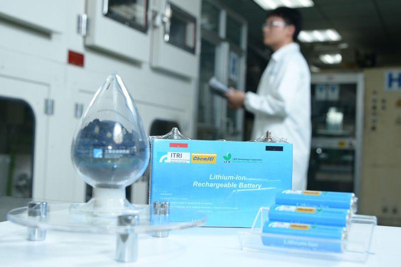 工研院成功開發出長續航力電動車鋰電池，透過在鋰電池正負極材料表面披覆穩定的固體電解質介面膜，就像為電極材料穿上保護衣，可讓電池使用壽命超過10年（圖由工研院提供）