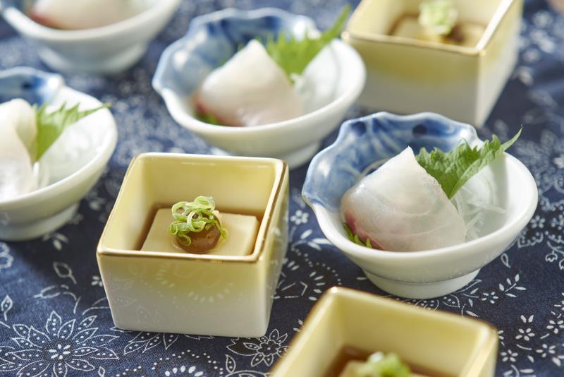 「冷凝手做豆腐」是用無糖豆漿自製的冷豆腐，搭配 帶點黏性的珍珠菇。(圖：業者提供)