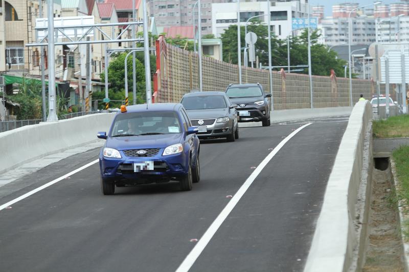 國道1號台南大灣交流道南下出口匝道開放通車，加上去年底已先通車的北上入口，交流道2條匝道全都通車。搶先「試用」的民眾直說，實在太方便了。中央社記者楊思瑞攝　105年7月6日