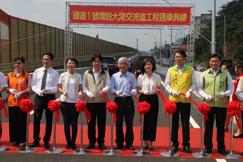 國道1號台南大灣交流道南下出口匝道施作完成，6日下午4時開放通車。中央社記者楊思瑞攝  105年7月6日