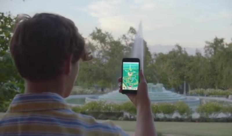 Pokemon GP帶動的風潮，消費者能藉此接觸更多的AR應用、習慣AR功能，有利帶動更多AR App遊戲誕生，AR也終將成為消費者日常生活的一部分（圖取自Pokemon GO官網Youtube影片）