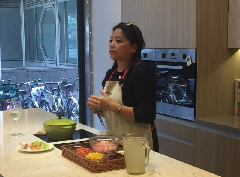 窩廚房邀請講師示範「夏日派對」創意料理。