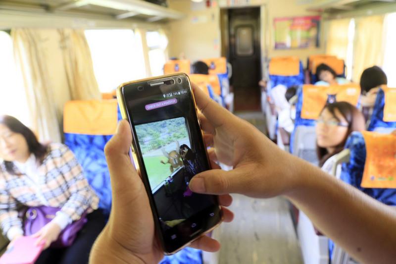 在全球爆紅的手機遊戲精靈寶可夢（Pokemon GO），6日終於在台灣區開放下載，許多民眾搶著下載，體驗遊戲樂趣。