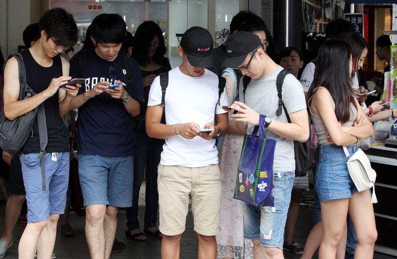 台鐵局公告，邊走邊玩極易引發跌落月台、與他人碰撞或侵入路線、安全界線被撞等危險