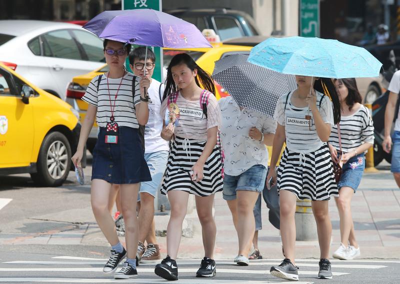 行人們在北市街頭行走。中央社記者徐肇昌攝