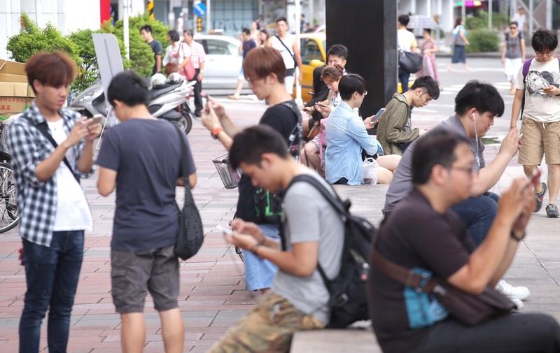 台灣之星調查，7成民眾每天滑手機超過5小時，有些比睡眠時間還長，醫師警告，10年後平均3分之1人口罹患老年性黃斑部病變
