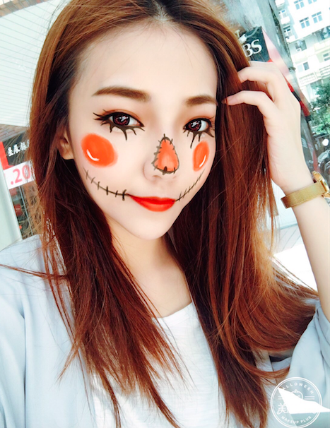 《美妝相機》App萬聖節妝中的「稻草人妝」，俏皮又搞怪。圖為美妝部落客小日刀口。