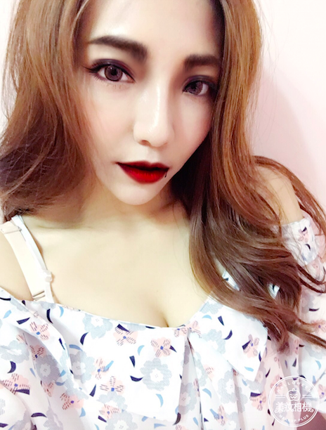 《美妝相機》App萬聖節妝中的「吸血鬼妝」，散發詭譎氣氛。圖為美妝部落客小日刀口。