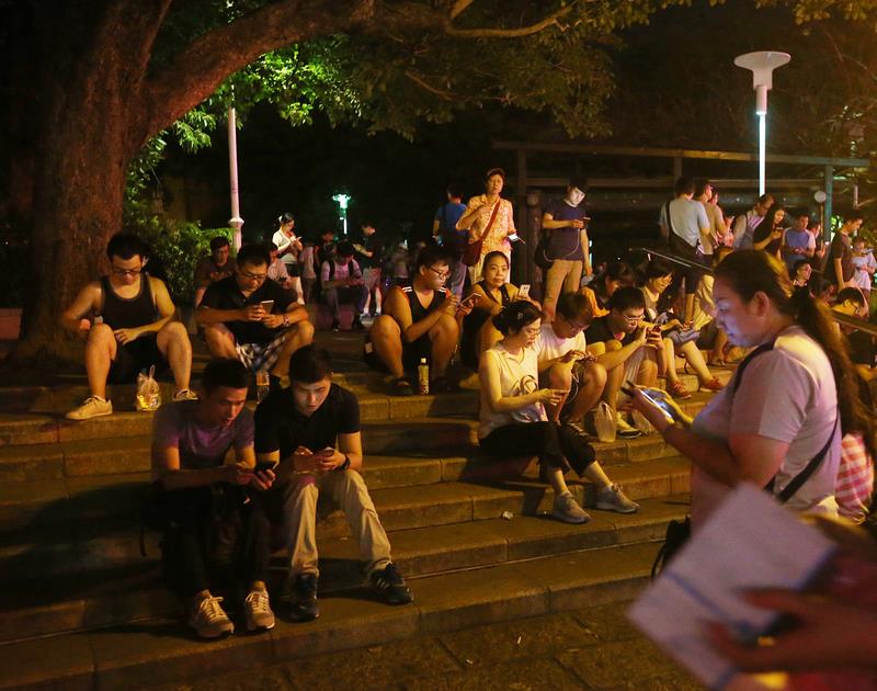 寶可夢熱潮襲捲全台，熱情玩家尋找寶可夢出沒點，夜間時，遊戲在公園的補給點常會灑櫻花讓寶可夢聚集，讓大批玩家前往抓寶。圖為北投公園夜晚聚集大批人潮