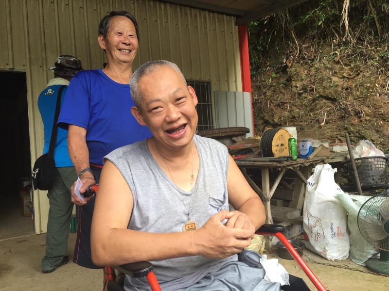 今年已72歲的盧其慎，為了給癲癇兒子宏達最好照顧，不惜辭去月入20萬的高薪船長職，退休後更帶妻兒搬進台東深山。