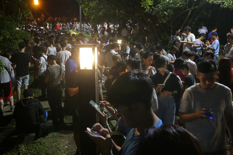 台北市北投公園成為手機遊戲「精靈寶可夢」熱門抓寶地點，吸引許多玩家前往，近日來在凌晨時段北投公園人潮仍絡繹不絕