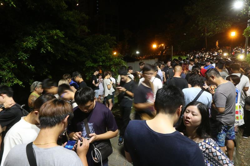 台北市北投公園成為手機遊戲「精靈寶可夢」熱門抓寶地點，吸引許多玩家前往，近日來在凌晨時段北投公園人潮仍絡繹不絕