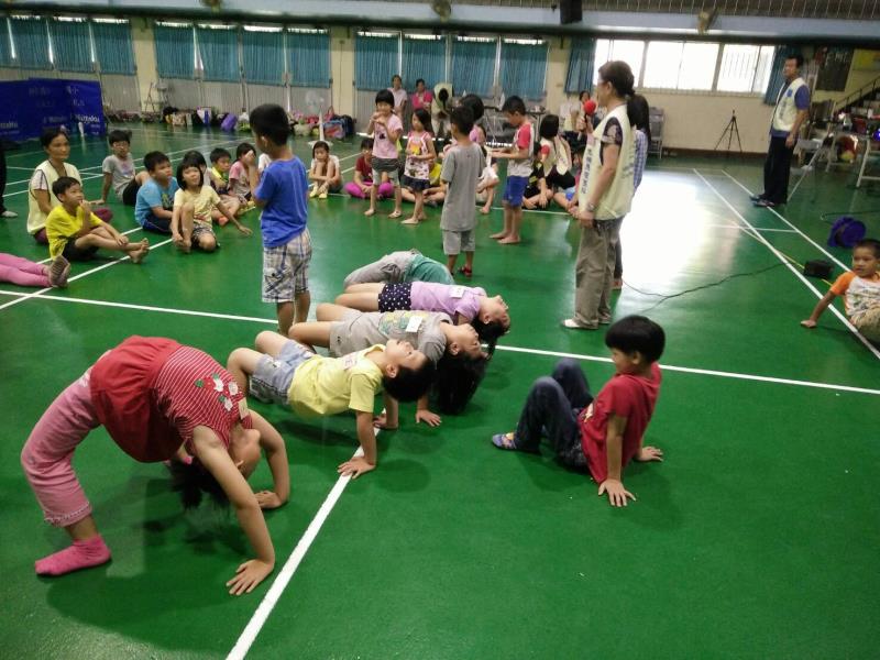跟著志工老師的號令，一起動手動腳又動腦，練練大腦體操，讓身體放鬆，心情愉快。