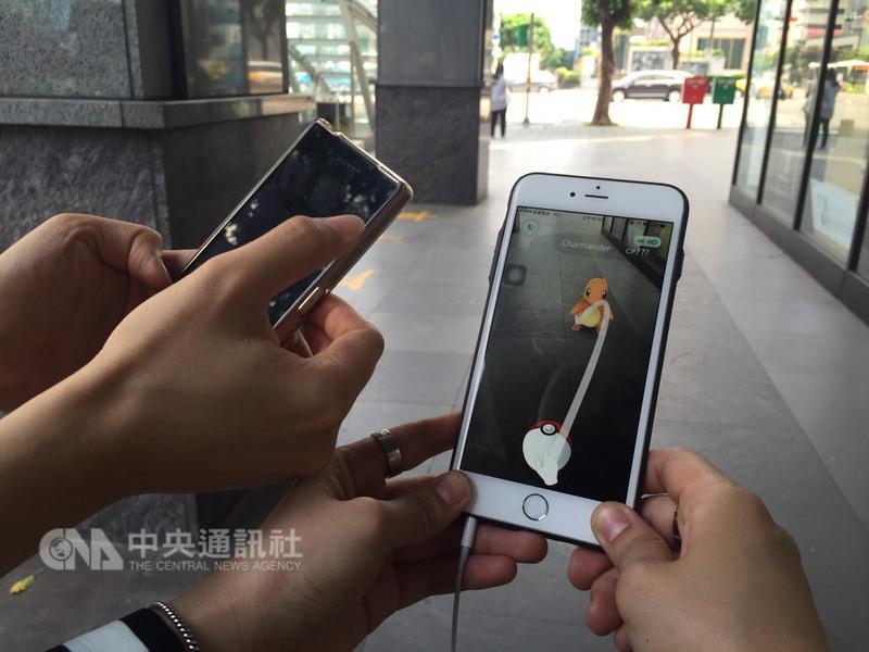 暑假期間，全台風靡寶可夢，不少人半夜不睡覺仍在外拼「抓寶」。