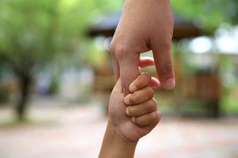 不畏病魔，3歲兒伴血癌母勇敢抗病。