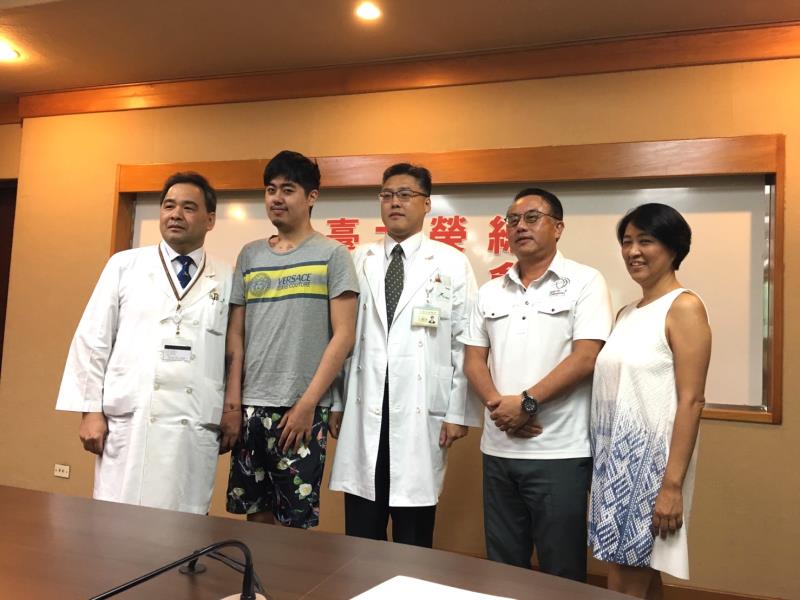 羅姓男大生及家屬今天現身北榮記者會，感謝醫療團隊無私奉獻。