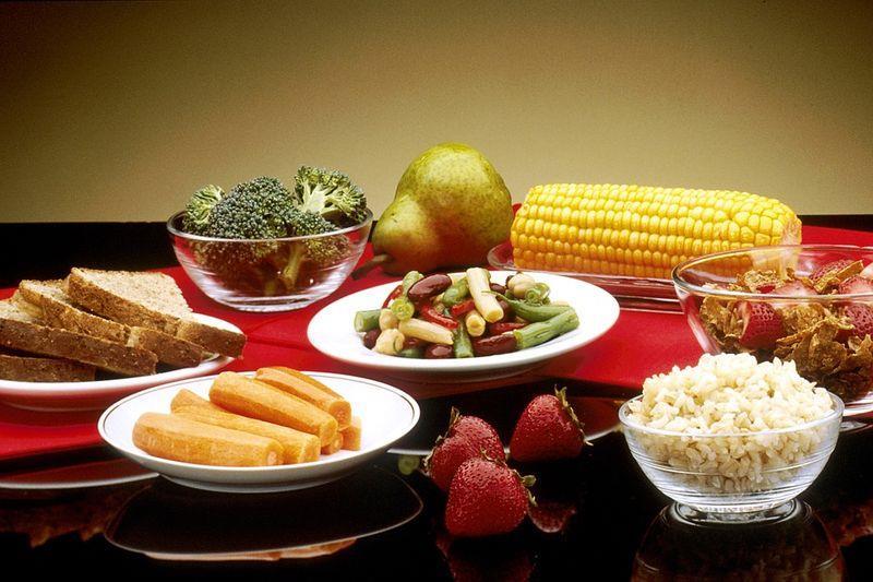 地中海飲食備受推崇，特點包含大量蔬果和全榖雜糧，並以橄欖油為核心，堅果、豆類及種子也同樣重要。此為示意圖。（圖取自Pixabay圖庫）