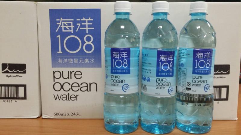 海洋108，是國產精密科技，利用海水淡化產製的飲用水。陳承功攝。