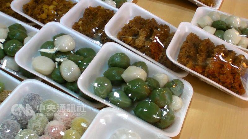 中秋節在韓國被稱為「秋夕」，和春節、端午節並列3大節日，但與台灣不同的是，韓國中秋節是返家團聚祭祖的節日，代表食物首推松糕。中央社記者姜遠珍攝 