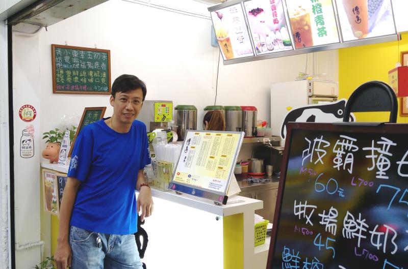 經營手搖茶已十餘載的謝老闆，堅持茶飲內的用料要原汁原味、天然食材。他每天清晨6、7點就起床，開始準備一天所需材料，並親自熬煮二砂糖，或是冬天時煮薑汁，要花上好幾個小時