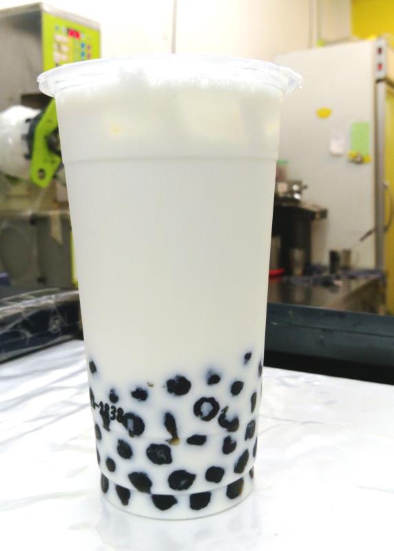 許多人喜愛喝的珍珠奶茶，謝老闆用高級的牛奶製作，不同品牌的牛奶口感稍有差異，有的濃郁香醇，有的口感清爽