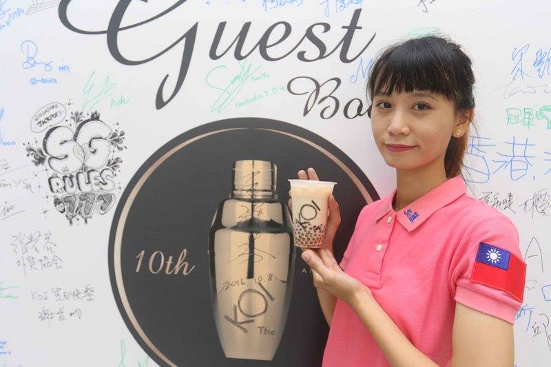 台灣選手搖出超完美比例珍奶
台灣餐飲業進駐東協國家雖非新鮮事，但透過東協國家
各據點工作人員，齊聚一堂比拚珍珠奶茶的國際性賽事
則是頭一遭，圖為台灣選手搖出超完美比例珍奶。
中央社記者黃自強新加坡攝  105年10月18日