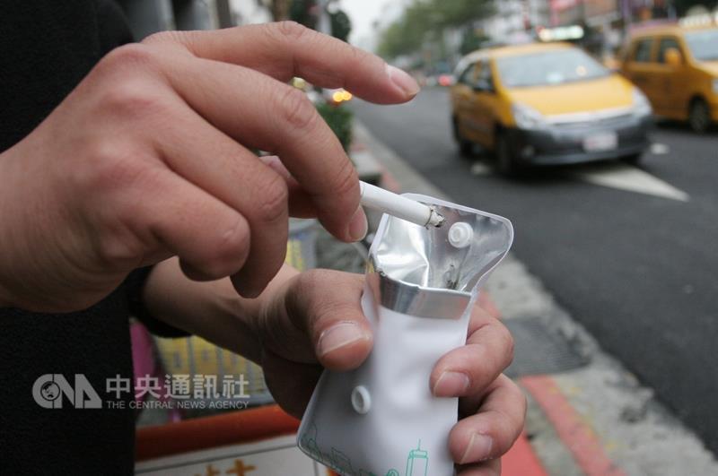 每天抽1包菸，1年可導致肺細胞平均突變高達150次，3日公布的最新研究證實，暴露在菸之下去氧核醣核酸（DNA）所受到的嚴重影響。（中央社檔案照片）