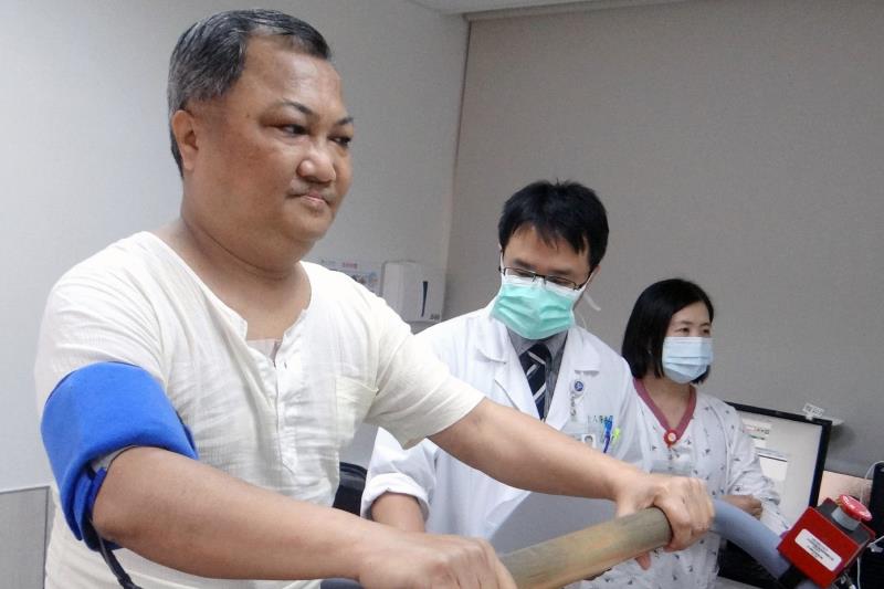 預防控制糖尿病　量身訂製運動處方箋
奇美醫學中心全人醫療科主治醫師葉峻榳（中）表示，糖尿病人受運動傷害的風險比一般人高，可以量身訂製
適當的運動處方箋。（奇美醫學中心提供）
中央社記者楊思瑞台南傳真　105年11月10日