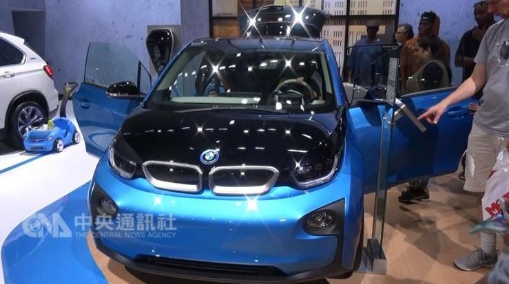 BMW的全新 i3，純電能的行駛續航力，由130公里 增至183公里，並採對開車門，更寬敞舒適。 中央社記者曹宇帆洛杉磯攝