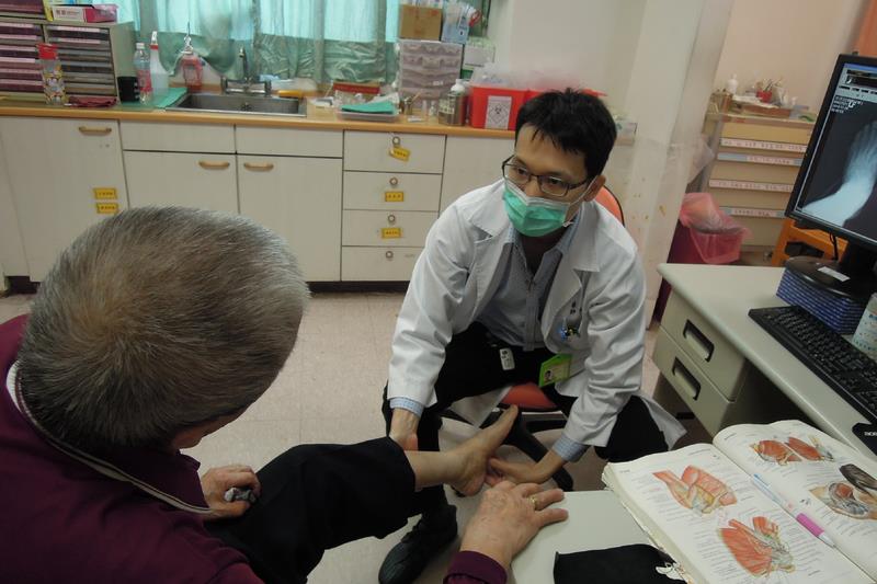 足底筋膜炎  醫師教3招自我檢測足底筋膜炎是不影響生命安全，但卻嚴重干擾生活品質的疾病。醫師指出，從事需要久站工作的人是高危險群，可透過3個經典症狀先自我檢測，早期治療會有比較好的效果。（高榮台南分院提供）中央社記者楊思瑞台南傳真 