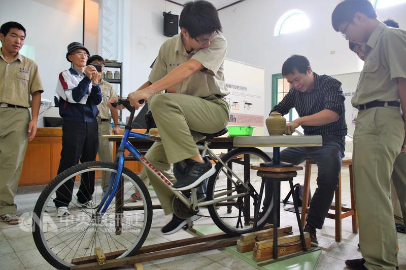 國立臺灣歷史博物館和國立臺南第一高級中學共同主辦 的「壺光歲月—竹園岡安平壺特展」，12月5日至12月 15日在南一中小禮堂展出，透過多元展示手法，帶領觀 眾探究安平壺歷史、文化與古今應用。 （國立臺灣歷史博物館提供） 中央社記者鄭景雯傳真